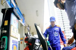 15 giờ hôm nay, giá xăng dầu đồng loạt giảm 