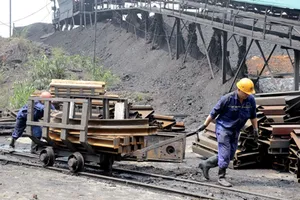 Vinacomin chi hàng chục tỉ làm kỷ niệm chương bằng bạc?