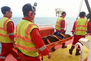 Ngư dân gặp nạn được trực thăng đưa vào đất liền