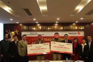 Trao giải Vietlott cho 2 người ở Thái Bình và Bến Tre