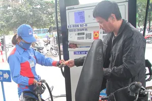 Tăng thuế xăng lên 8.000 đồng để... bù đắp ngân sách