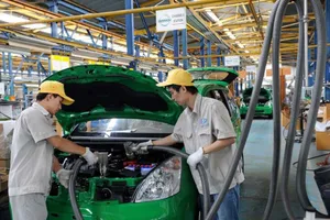 Bộ Tài chính bác tin tăng phí trước bạ ô tô