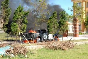 Xe Mazda bán tải cháy rụi trước cổng viện kiểm sát