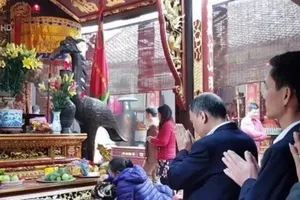 Đình chỉ cán bộ kho bạc đi lễ chùa trong giờ làm