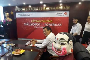 Chủ nhân vé số 303 tỉ đồng đeo mặt nạ chú tễu lĩnh thưởng