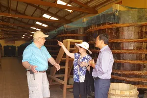 Dự thảo TCVN 12607:2019 về Quy phạm thực hành sản xuất nước mắm thời gian qua gây rất nhiều tranh cãi. Trong ảnh: Du khách thăm một nhà thùng sản xuất nước nắm truyền thống ở Phú Quốc- Ảnh: TRẤN GIANG