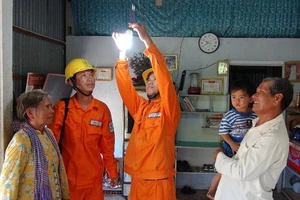 Bộ Công Thương muốn đóng dấu mật với giá điện, xăng dầu