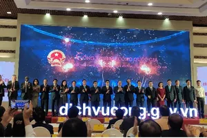 Người dân làm thủ tục mua điện qua Cổng dịch vụ công quốc gia