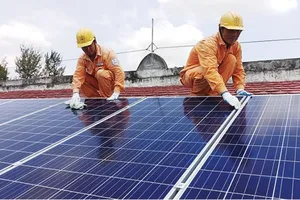 Bộ Công Thương đề xuất giá điện mặt trời áp mái 8,38 cent/kWh