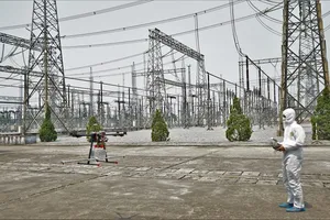 COVID-19: Ngành điện sử dụng thiết bị bay phun thuốc khử khuẩn