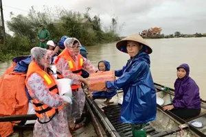 Đại diện Báo Pháp Luật TP.HCM trao quà, chia sẻ khó khăn với người dân vùng lũ.