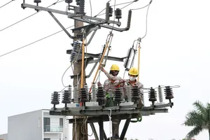 EVN hỗ trợ sửa điện cho người dân vùng bão lũ miền Trung