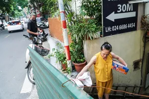 Chùm ảnh: Người Hà Nội vất vả đi lại vì các chốt tự quản bảo vệ vùng xanh 