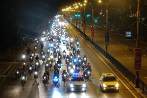 CSGT Hà Nội hỗ trợ đoàn người từ TP.HCM về quê 