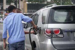 Giá xăng tăng vọt lên gần 27.000 đồng/lít