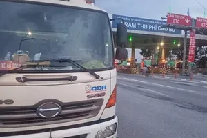 Barie trạm thu phí đập vỡ kính ô tô, tài xế lo không được bồi thường