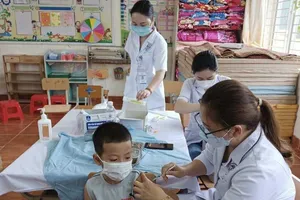 Phụ huynh bị lập biên bản vì không cho con tiêm vaccine phòng COVID-19