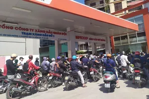 Hà Nội: Người dân ùn ùn đi đổ xăng, có cửa hàng phải tạm ngừng bán