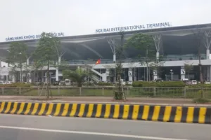 1 hành khách Thái Lan trèo qua lan can ở sân bay Nội Bài