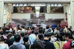 Người dân xếp hàng dài ở tiệm bánh Trung thu nổi tiếng Hà Thành 