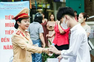 CSGT Hà Nội phát nước, khăn lạnh cho các thí sinh thi tốt nghiệp THPT