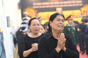 Người dân đến viếng Tổng Bí thư Nguyễn Phú Trọng