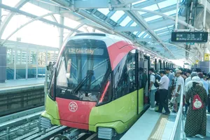 Người dân trải nghiệm tàu đường sắt đô thị Nhổn - Ga Hà Nội 