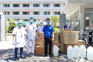 Các cầu thủ tuyển Việt Nam ủng hộ 300 triệu đồng cho Đà Nẵng