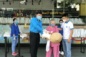 Trao 2.800 suất quà cho những hoàn cảnh khó khăn vì dịch