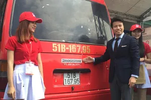 Tặng 3.000 bộ phản quang cho xe tải, xe buýt