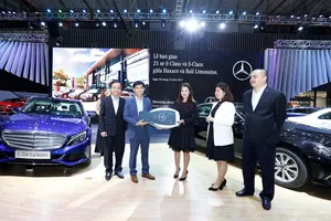 Bàn giao 25 xe E-Class và S-Class cho Bali Limousine