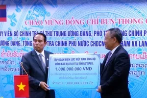 EVN hỗ trợ 1 tỉ đồng cho người dân bị lũ lụt ở Lào