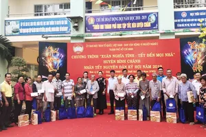 VWS: Trao 300 triệu đồng cho người nghèo Bình Chánh ăn tết