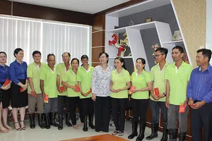 Lãnh đạo TP.HCM chúc tết, lì xì công nhân bãi rác Đa Phước