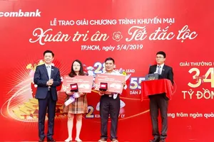 Sacombank trao 1 kg vàng cho khách hàng may mắn