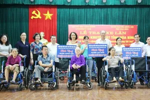 Trao 209 xe lăn cho người khuyết tật tỉnh Hòa Bình