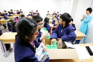 Phụ huynh Hà Nội “ngất ngây” với sữa học đường