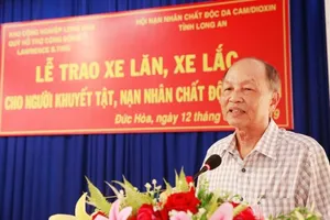 Trao tặng 157 chiếc xe lăn, xe lắc cho người khuyết tật