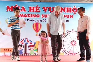 Ông David Dương trao 200 phần quà cho thiếu nhi