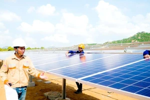 Điện mặt trời phát triển “nóng”, lưới điện quá tải