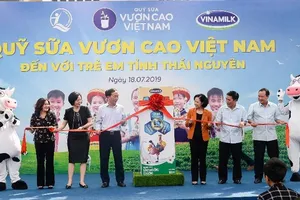 Vinamilk trao tặng 70.000 ly sữa cho trẻ em Thái Nguyên