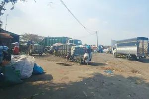 Cần hỗ trợ nhiều hơn cho người thu gom rác dân lập