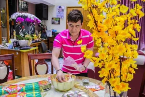 Khánh Phương tặng 200 phần quà cho người thân, bạn bè dịp tết