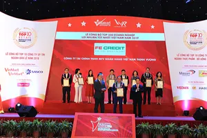 FE CREDIT nhận 2 giải thưởng lớn do Việt Nam Reporrt bình chọn