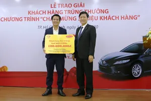 Trao giải thưởng chương trình 'Chào mừng 3 triệu khách hàng'