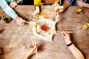 COVID-19: #stayhome và ngưng thói quen chung chén nước chấm