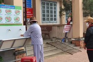 Công ty Cali Green Park tặng 200 phần quà cho người bán vé số