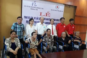 Trao tặng 250 chiếc xe lăn, xe lắc cho người khuyết tật