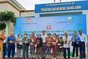 TP.HCM: Nhiều nơi tổ chức đổi rác lấy quà