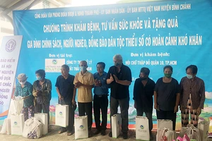 Tặng quà, khám bệnh cho hơn 300 hộ nghèo ở Bình Chánh